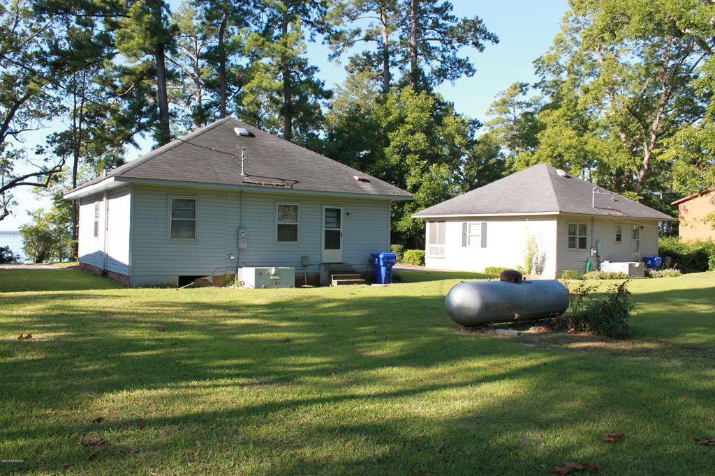 206 Lakeshore Dr, Lake Waccamaw, NC 3 Bed, 1 Bath SingleFamily Home