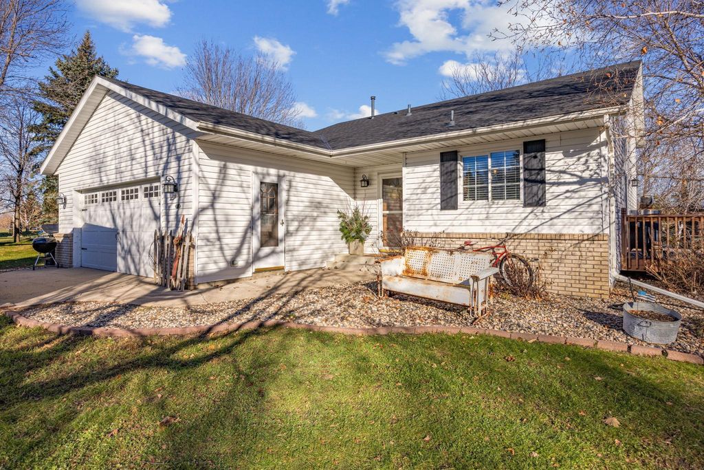 16105 Golfview Rd W, New London, MN 56273