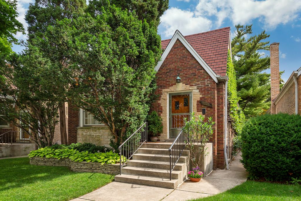5225 N Larned Ave, Chicago, IL 60630