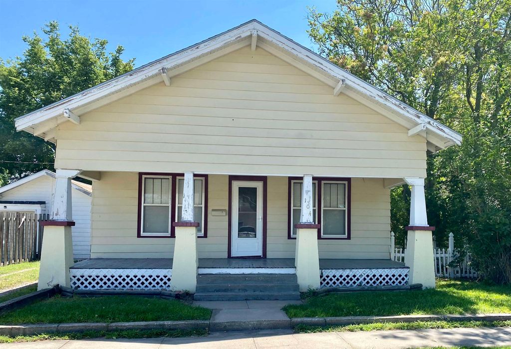 104 W 6th St, Ellis, KS 67637