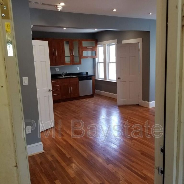 650 Metropolitan Ave #2, Hyde Park, MA 02136