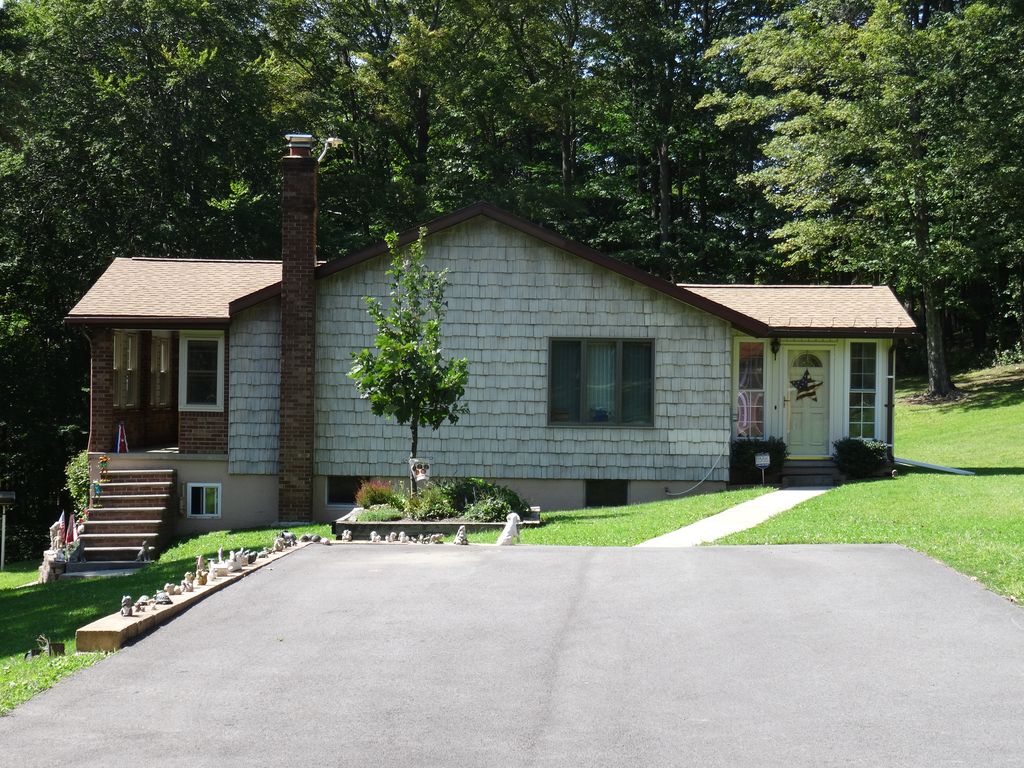 246 Deveaux St, Carrolltown, PA 4 Bed, 2 Bath SingleFamily Home 24