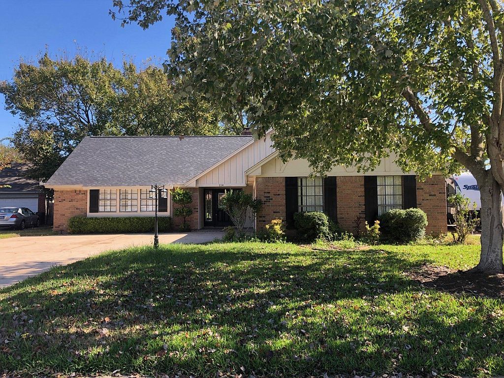 114 Scarlet Oak St, Lake Jackson, TX 77566