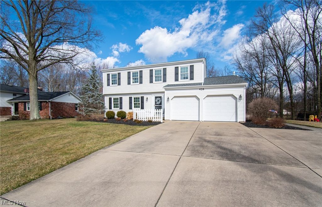 426 Hickory Hollow Dr, Canfield, OH 44406