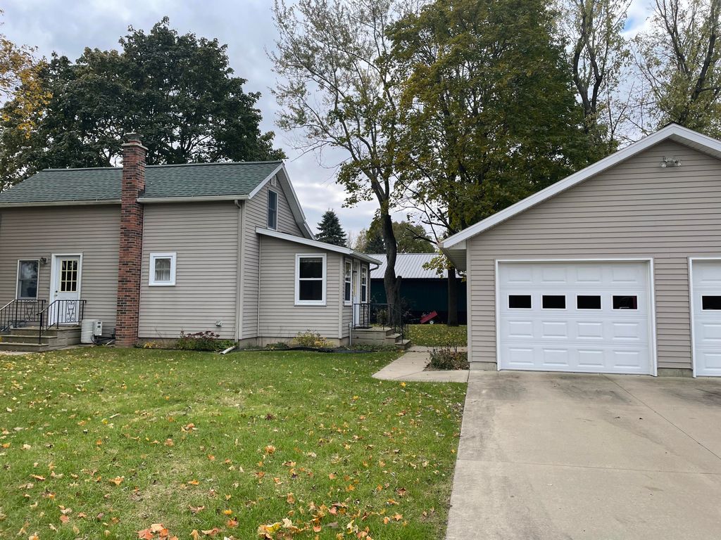 435 Catherine St, Colon, MI 49040