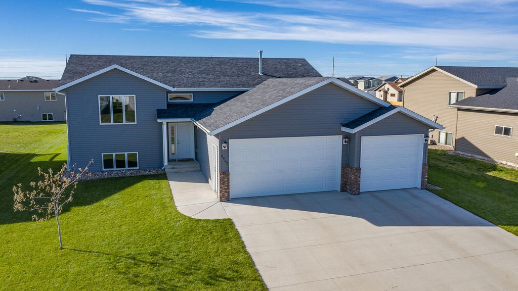 2922 Whitlow St, Lincoln, ND 58504