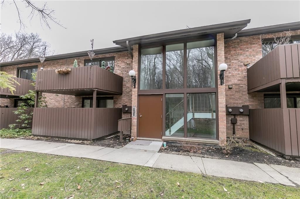 6830 Carriage Hill Dr D39, Brecksville, OH 2 Bed, 2 Bath Condo 35