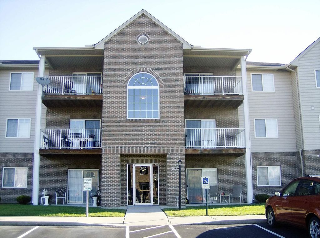 1689 Eden Park Dr, Hamilton, OH 45013