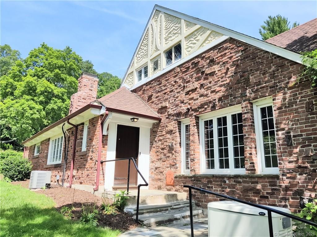 26 High Ridge Rd, West Hartford, CT 06117