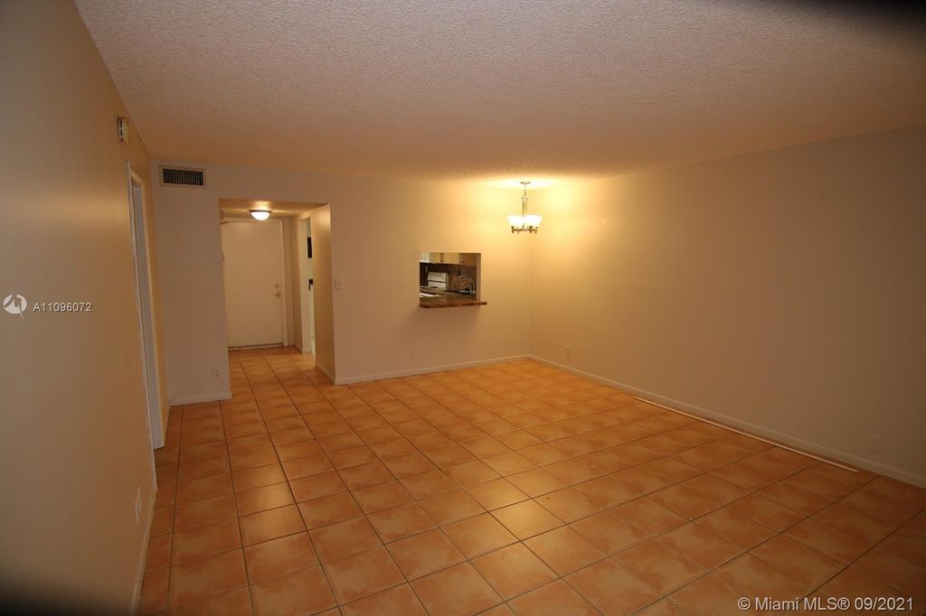 400 Commodore Dr #218, Plantation, FL 33325