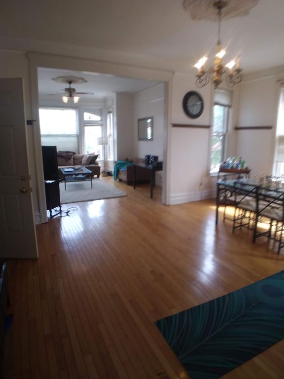 1015 W Newport Ave #2, Chicago, IL 60657