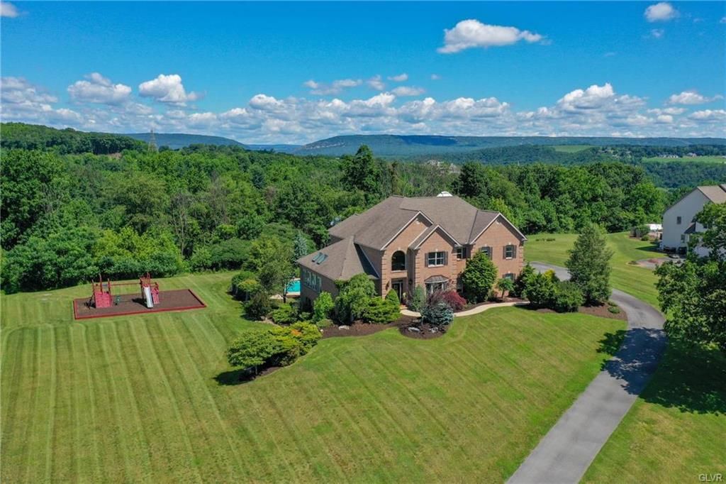 2220 Park Place Dr, Slatington, PA 18080