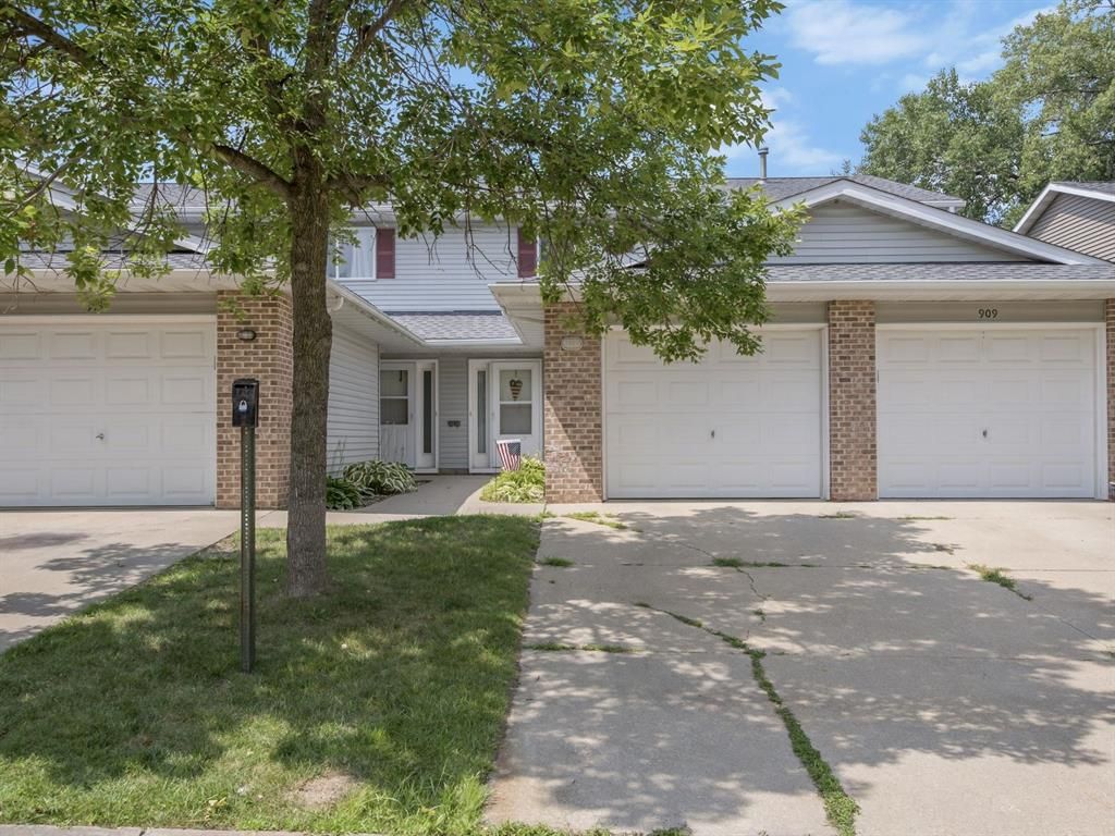 913 Grand Avenue Ct, Marion, IA 52302