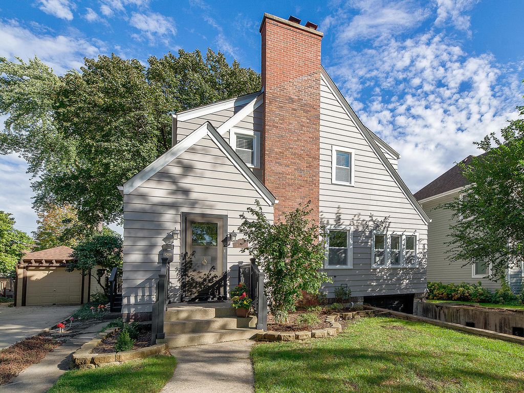 161 East Rd, Glen Ellyn, IL 60137