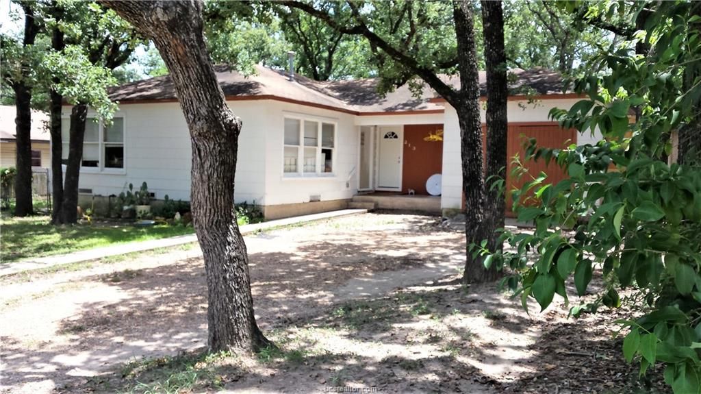 213 Fairway Dr, Bryan, TX 77801