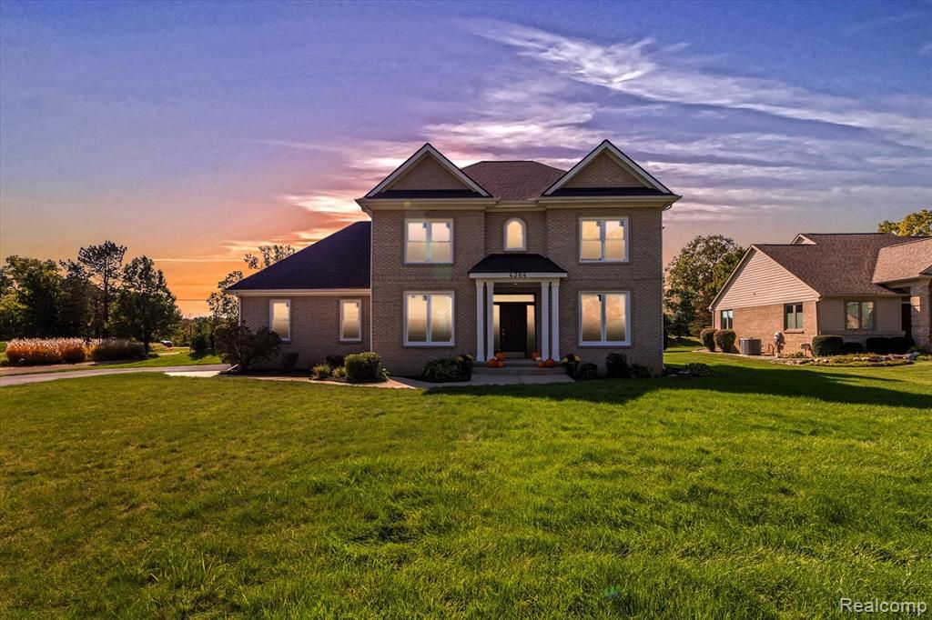 4364 Oak Pointe Dr, Brighton, MI 48116