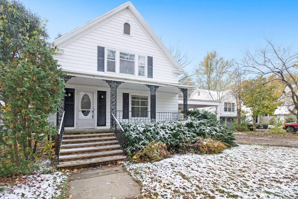 216 E 2nd St, Perry, MI 4 Bed, 2 Bath SingleFamily Home 18 Photos