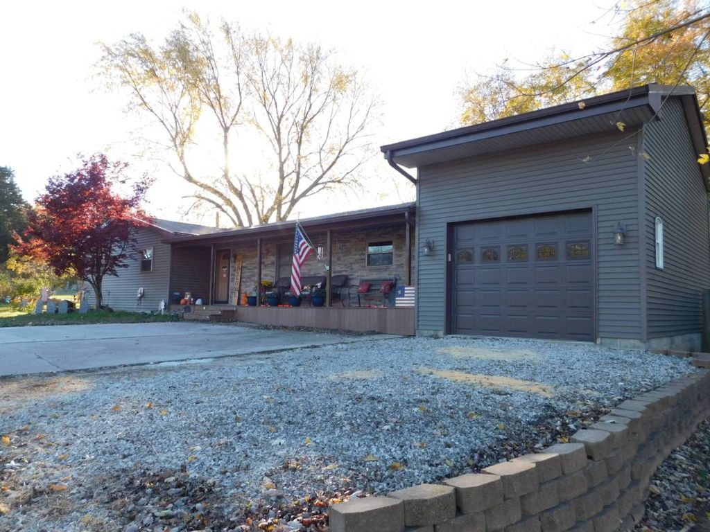 219 E Franklin St, Olney, IL 3 Bed, 2 Bath SingleFamily Home 30