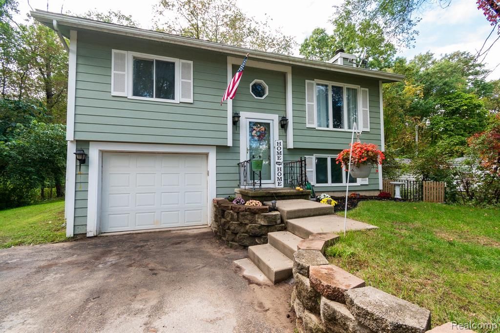 8922 Century Dr, Brighton, MI 48116