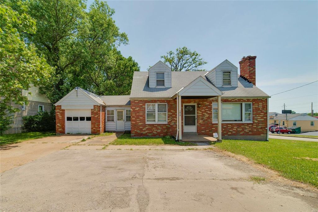 1812 N Warson Rd, Saint Louis, MO 63114
