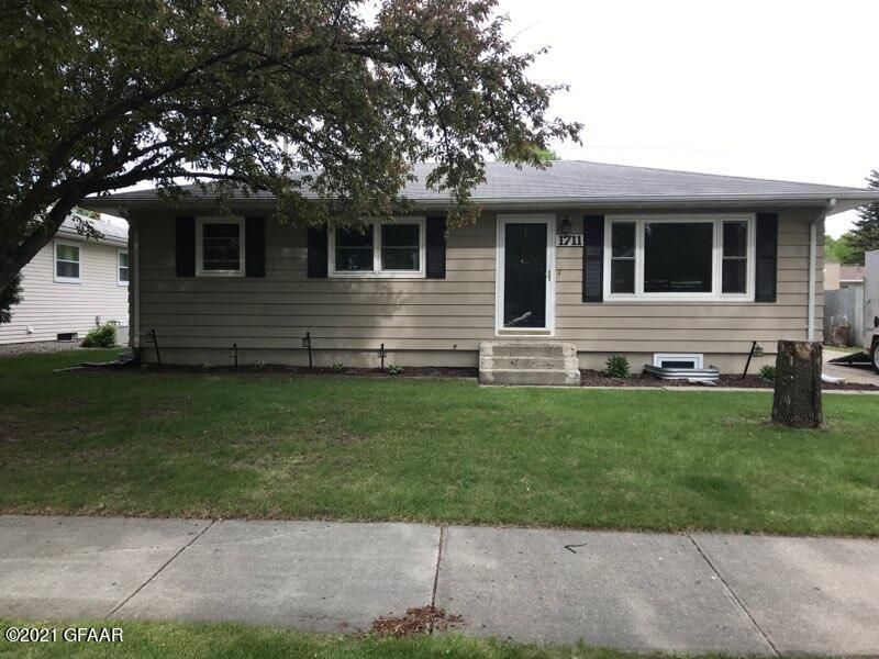1711 S 20th St, Grand Forks, ND 58201
