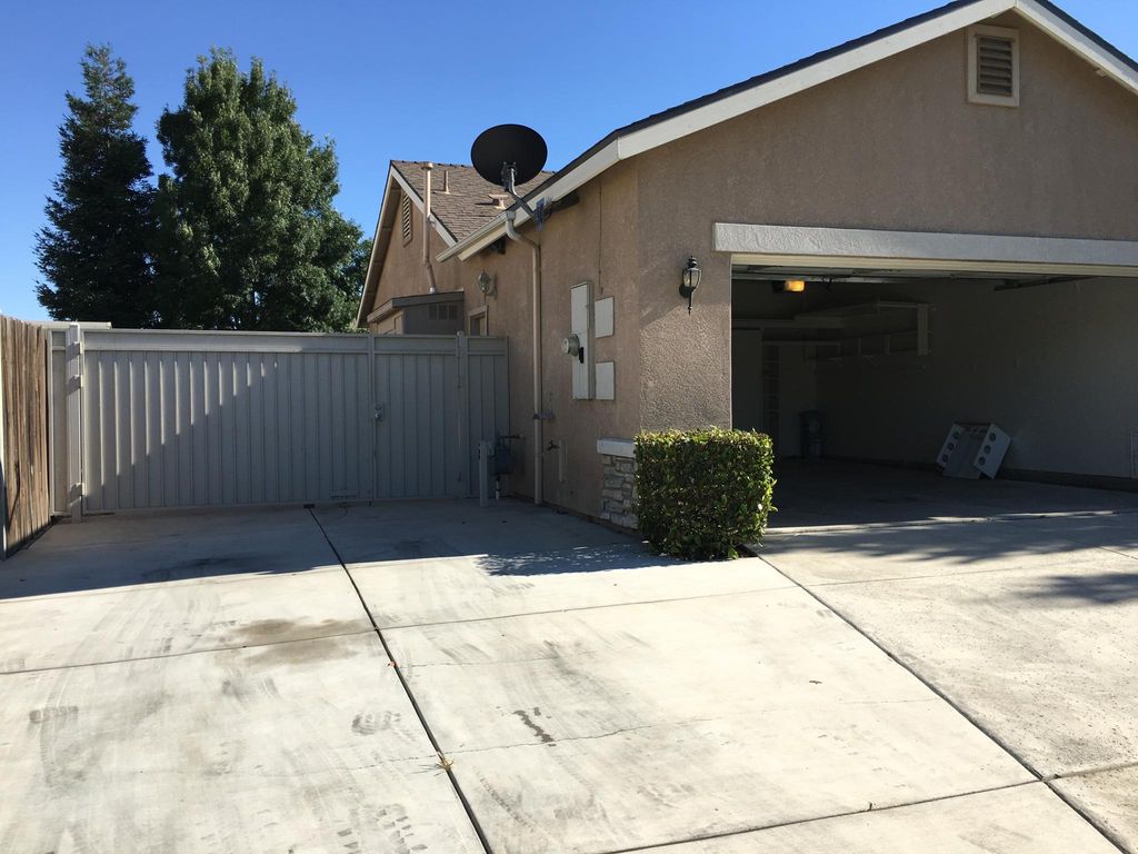 9105 Blossom Time Ave, Bakersfield, CA 93311