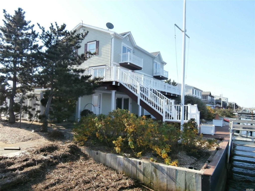10 Broadway ,, Gilgo Beach, NY 4 Bed, 4 Bath SingleFamily Home 10