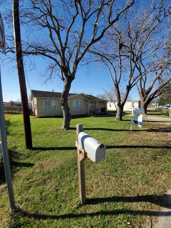 2724 Shanks Rd, Angleton, TX 77515
