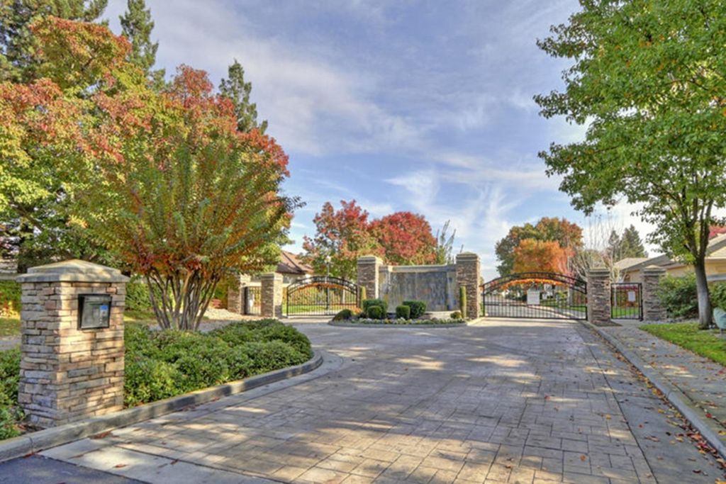 2817 Robinson Creek Ln, Elk Grove, CA 95758