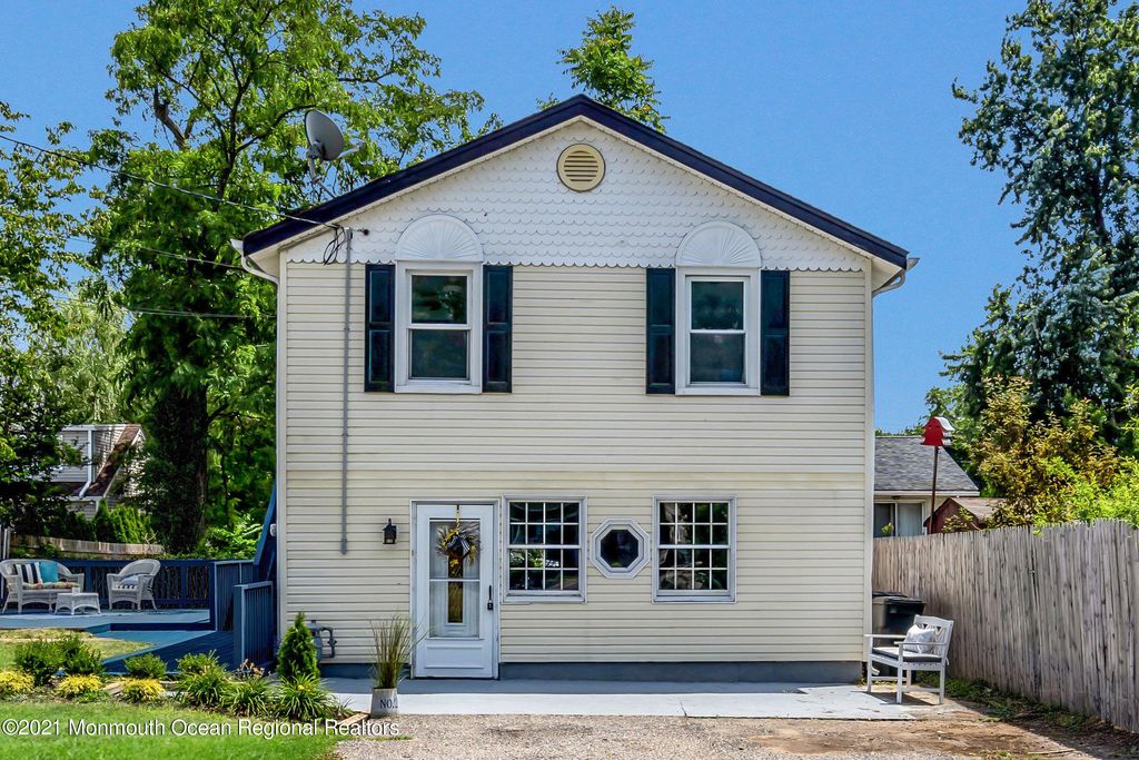 31 Wood Ave, Port Monmouth, NJ 07758