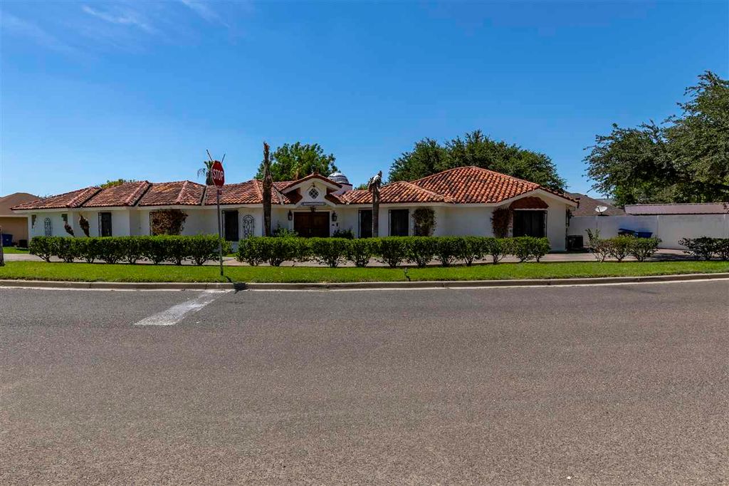 516 Amador Salinas Dr, Laredo, TX 78045