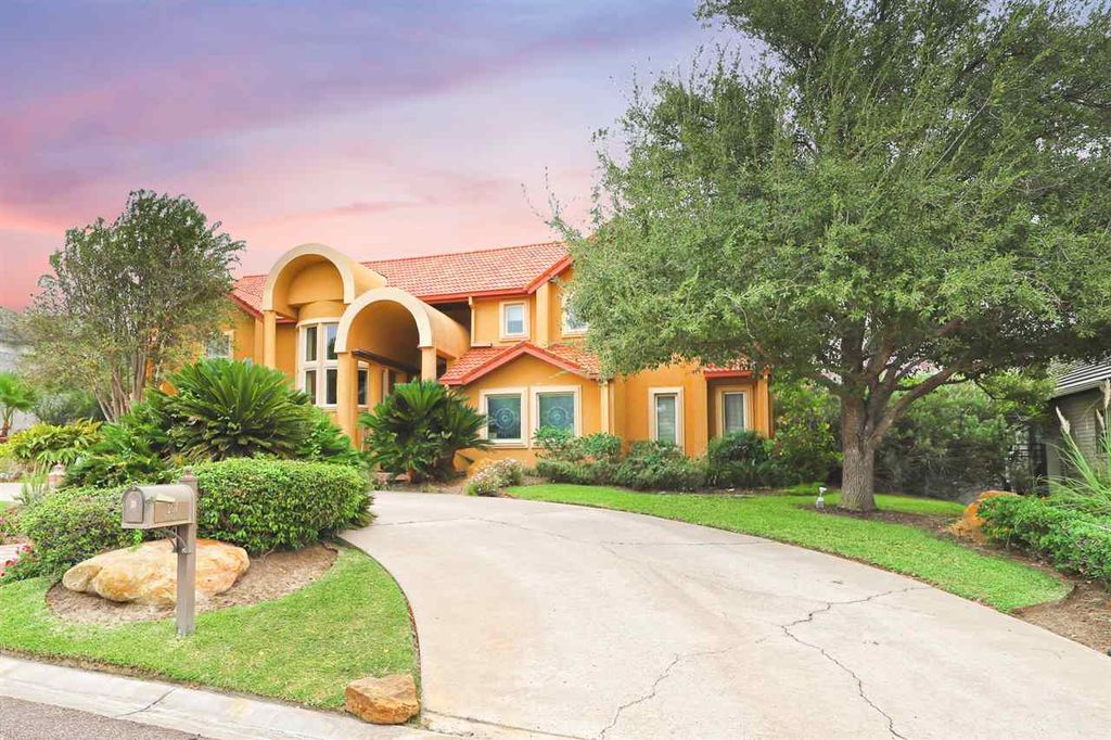 207 Regal Dr, Laredo, TX 78041