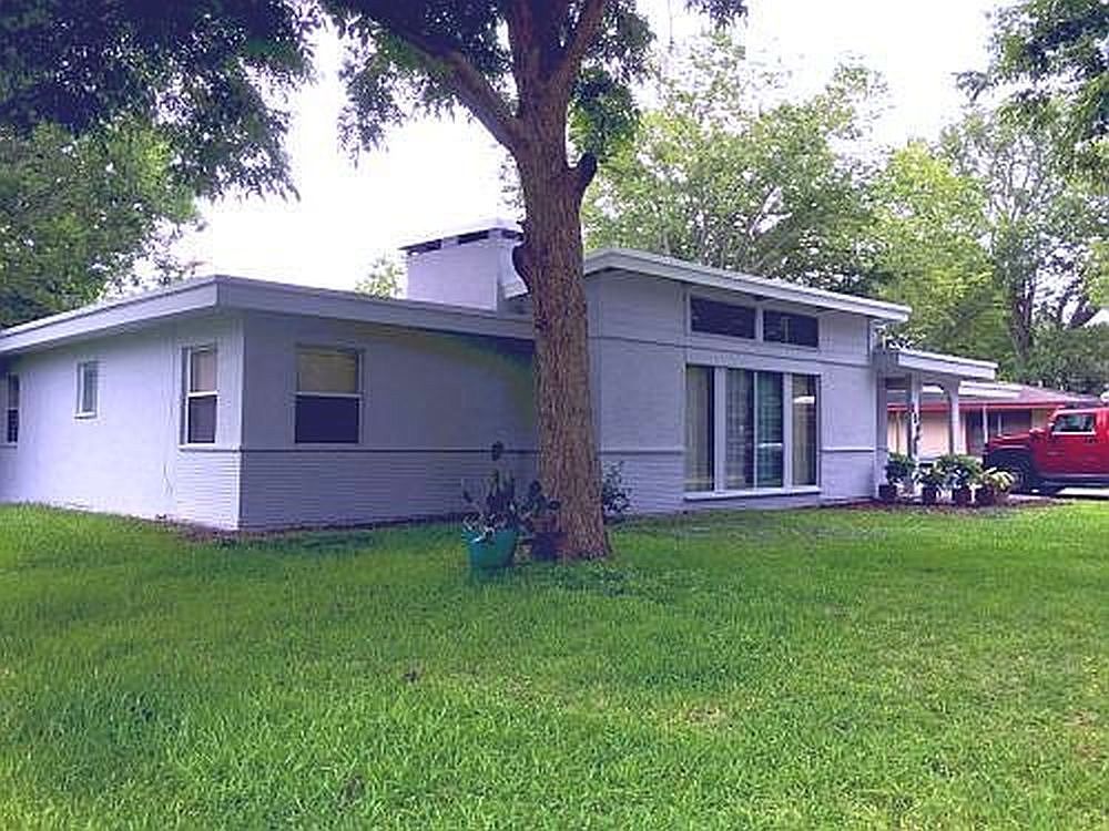 159 Oak Dr, Lake Jackson, TX 77566