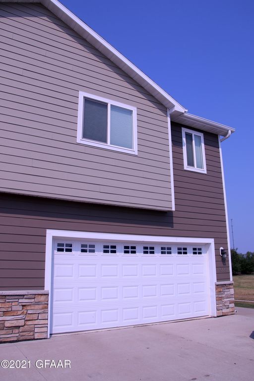 1000 Lindsey Ln, Grand Forks, ND 58201