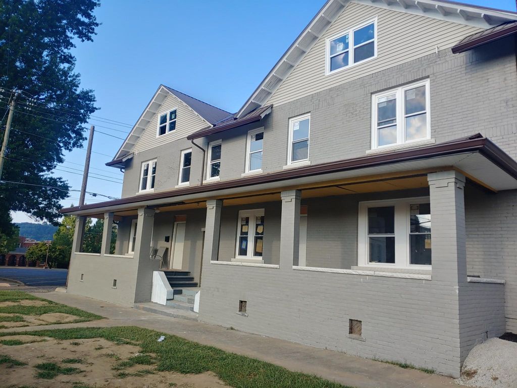 522 12th St, Huntington, WV 25701 2 Bed, 1 Bath 522 12th St, Huntington, WV 25701 2 Bed, 1 Bath