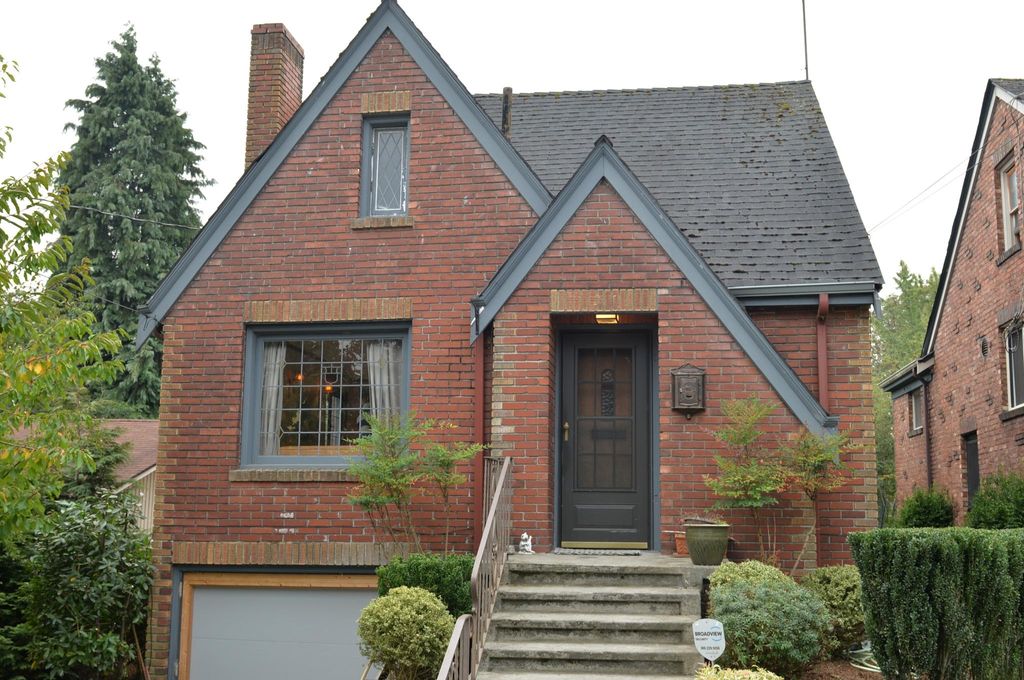 327 NE 59th St, Seattle, WA 98105