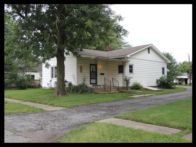 211 Pace St, Macon, MO 63552
