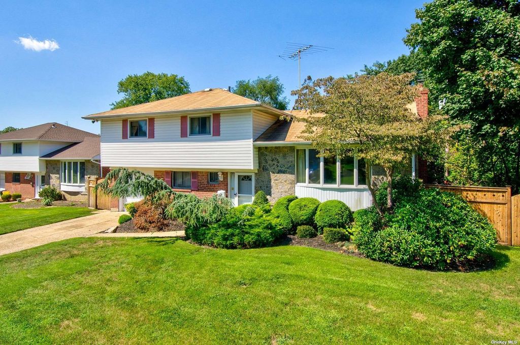 115 Briarwood Ln, Plainview, NY 11803