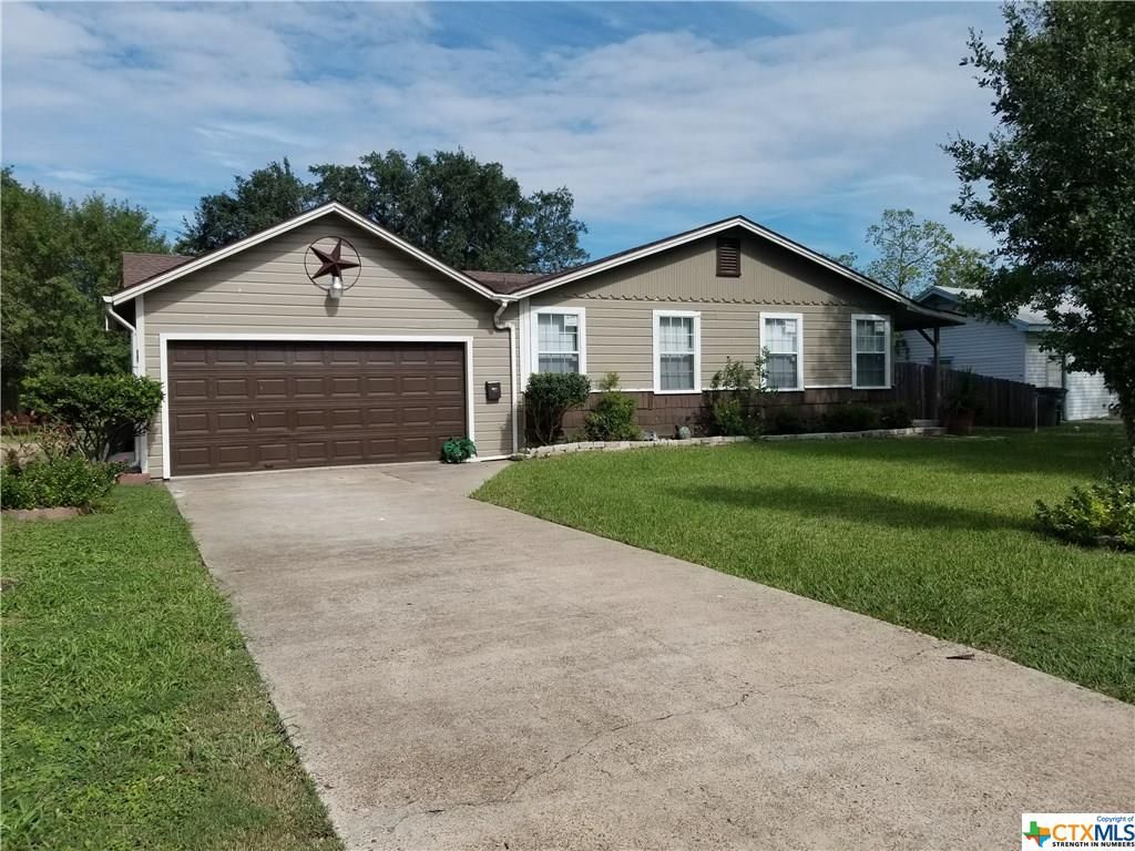 1002 Lawndale Ave, Victoria, TX 77901