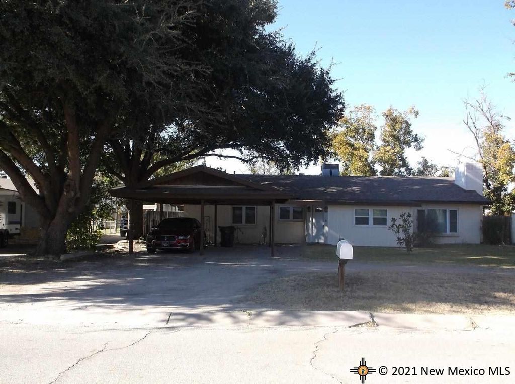 1501 S Country Club Cir, Carlsbad, NM 88220