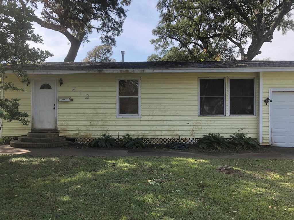 212 Winding Way St, Lake Jackson, TX 77566