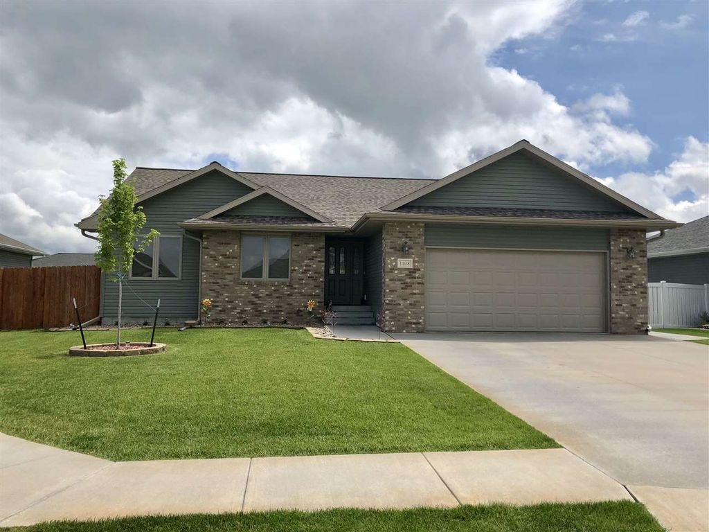 1008 W 9th St Pl, Kearney, NE 5 Bed, 3 Bath Single