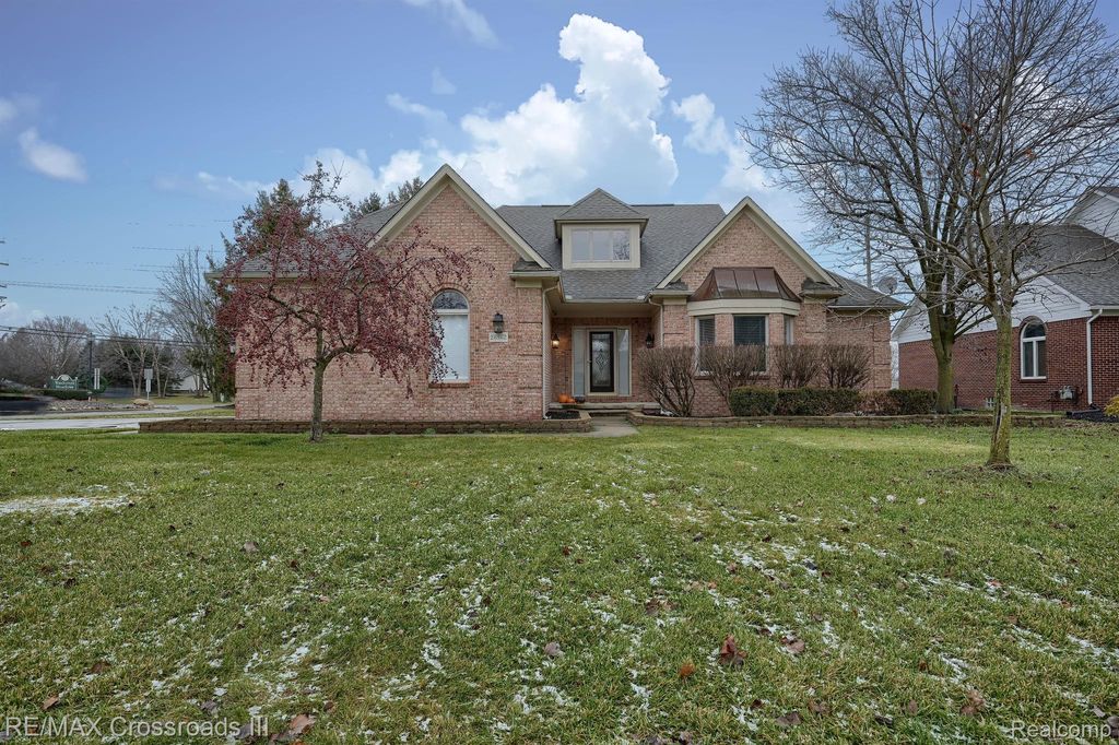 26562 Silver Creek Dr, Brownstown, MI 48134