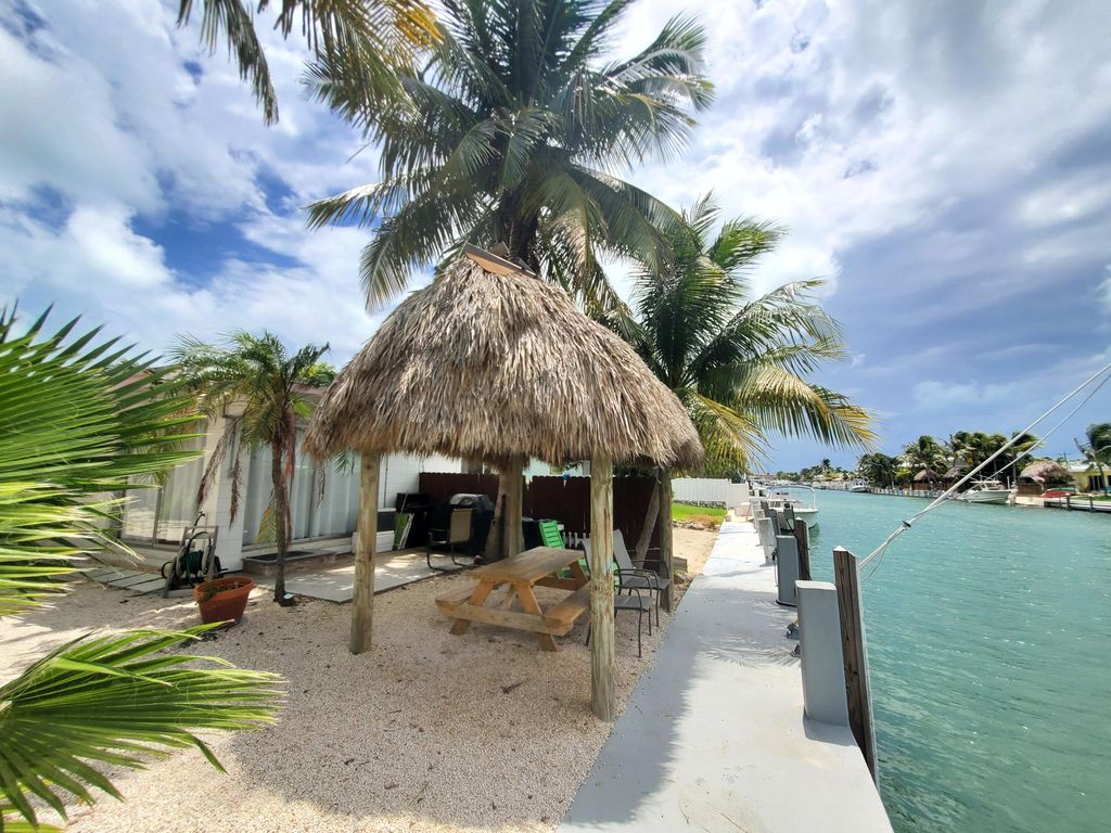 471 9th St, Key Colony Beach, FL 33051