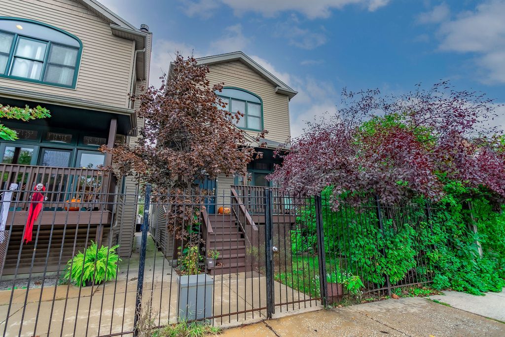 4036 W Addison St, Chicago, IL 60641