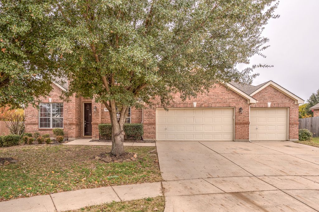 5240 Scenic Point Dr, Fort Worth, TX 76244