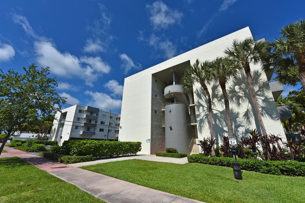 7020 Rue Granville St, Miami Beach, FL 33141