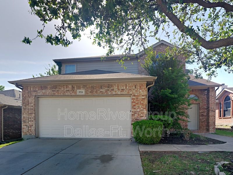 5724 Barrier Reef Dr, Fort Worth, TX 76179