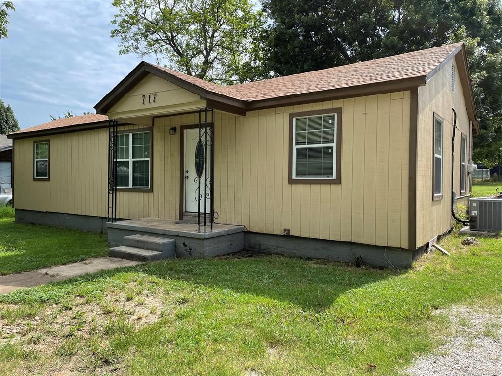 717 W 14th St, Sulphur, OK 73086