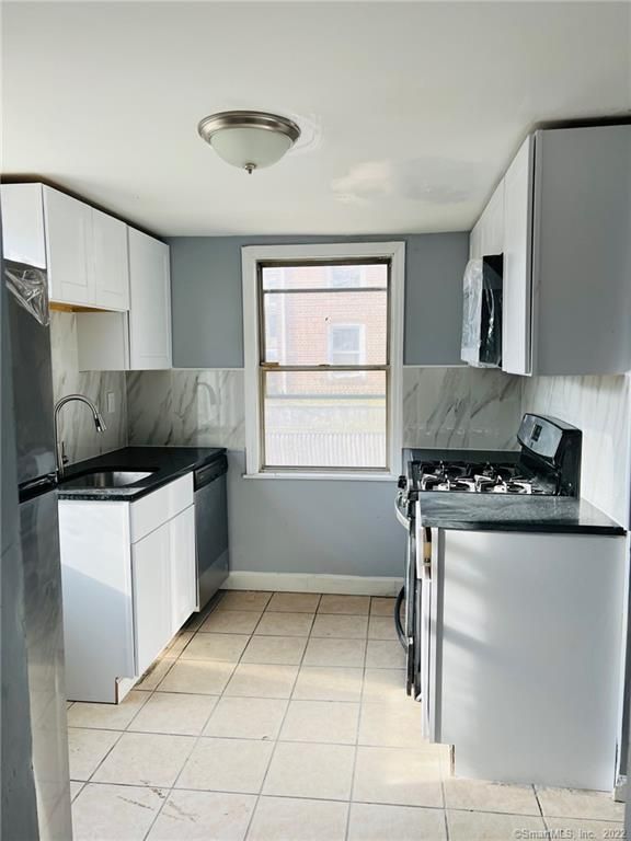 3 Carver St, Bridgeport, CT 06610
